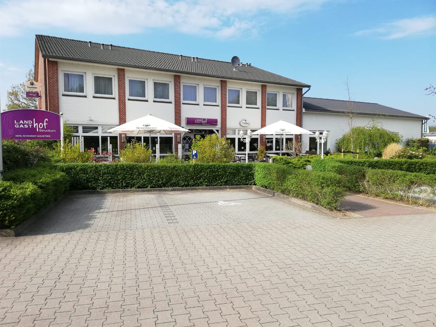 Außenansicht mit Terrasse