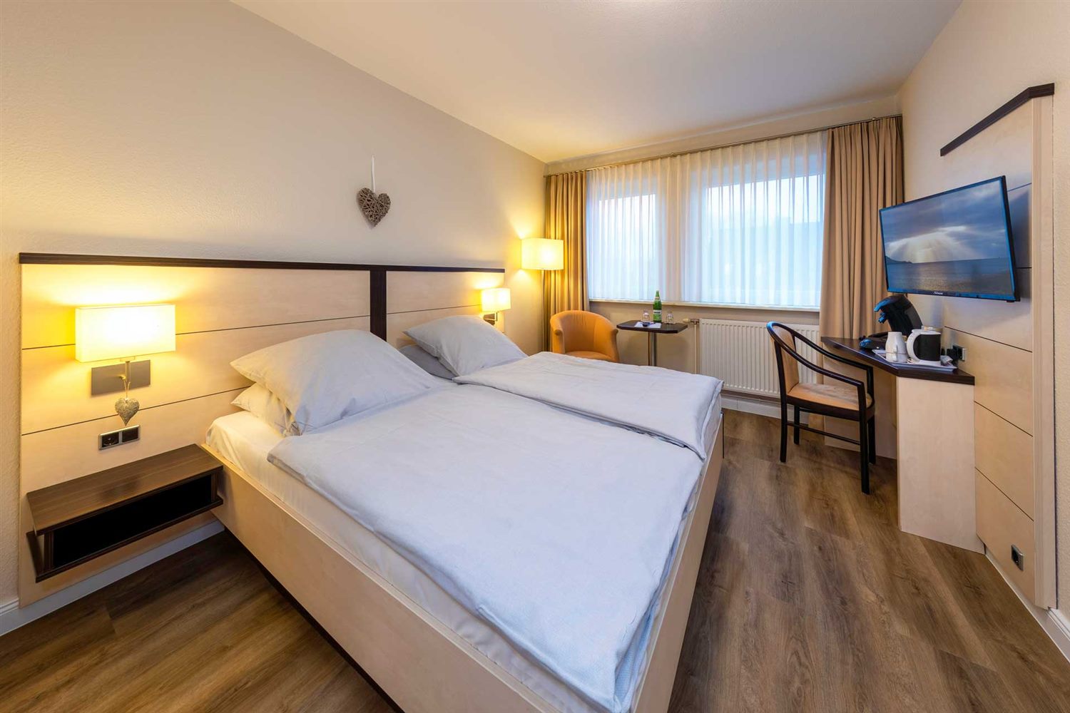Gemütliches Hotelzimmer mit Doppelbett